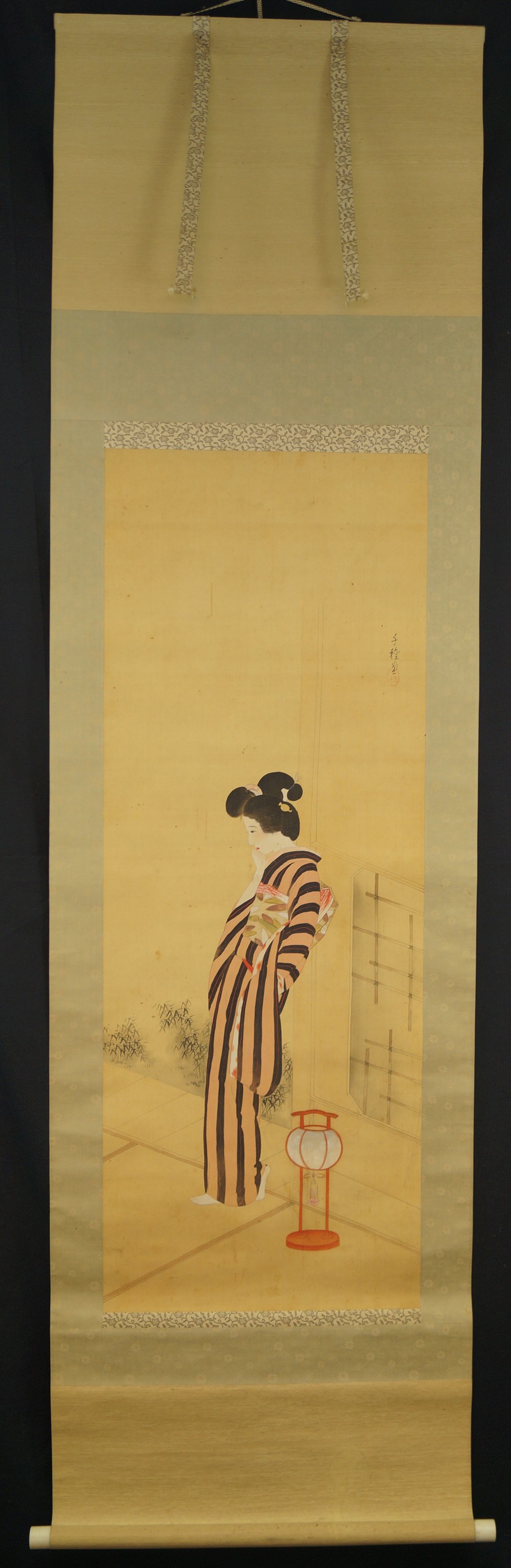 Belleza en kimono de Chigusa Kitani vista completa rollo colgante
