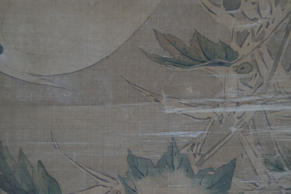 Autre gros plan du feuillage au bord de l'eau dans le kakemono Héron dans la splendeur silencieuse des pivoines