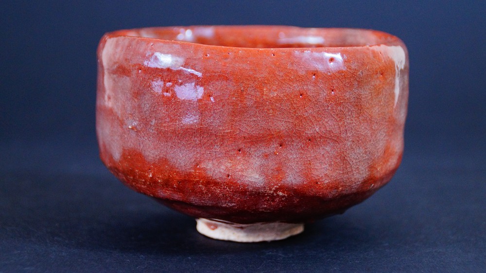Otra vista lateral del chawan de cerámica Raku de Sairi Hotoku con borde irregular
