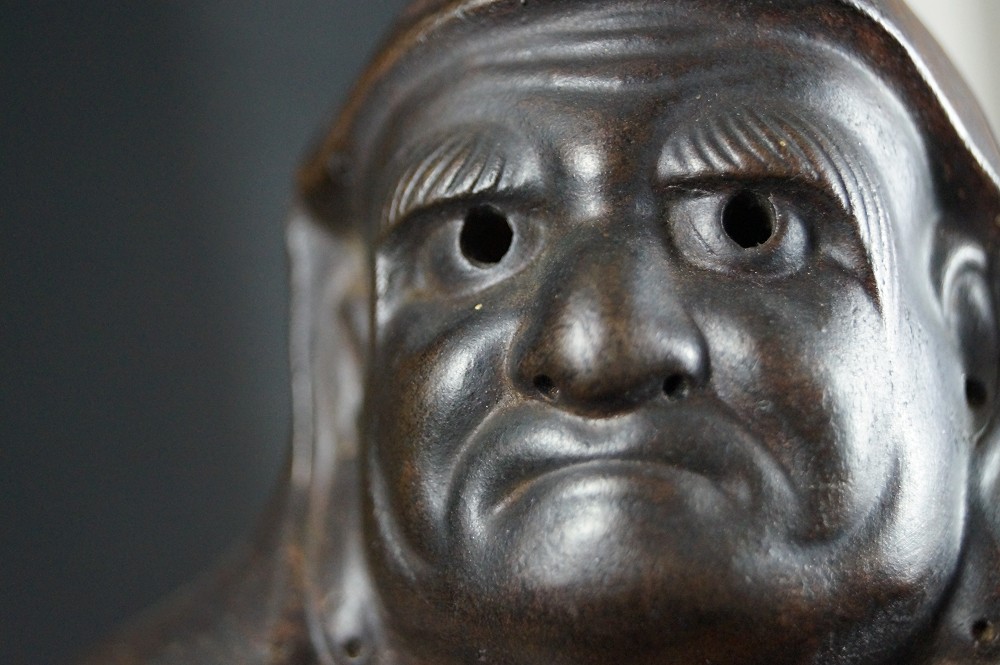 Bodhidharma Daruma nachdenklicher Blick Bizen Keramik Gesicht Nahaufnahme 4