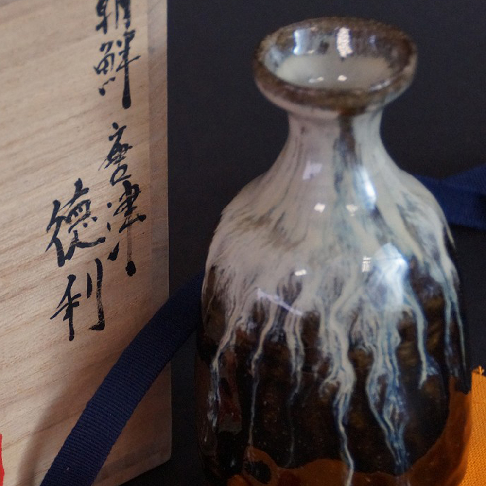 Vorschau-Nahaufnahme der Karatsu Sake Flasche mit Aufbewahrungsbox im Hintergrund