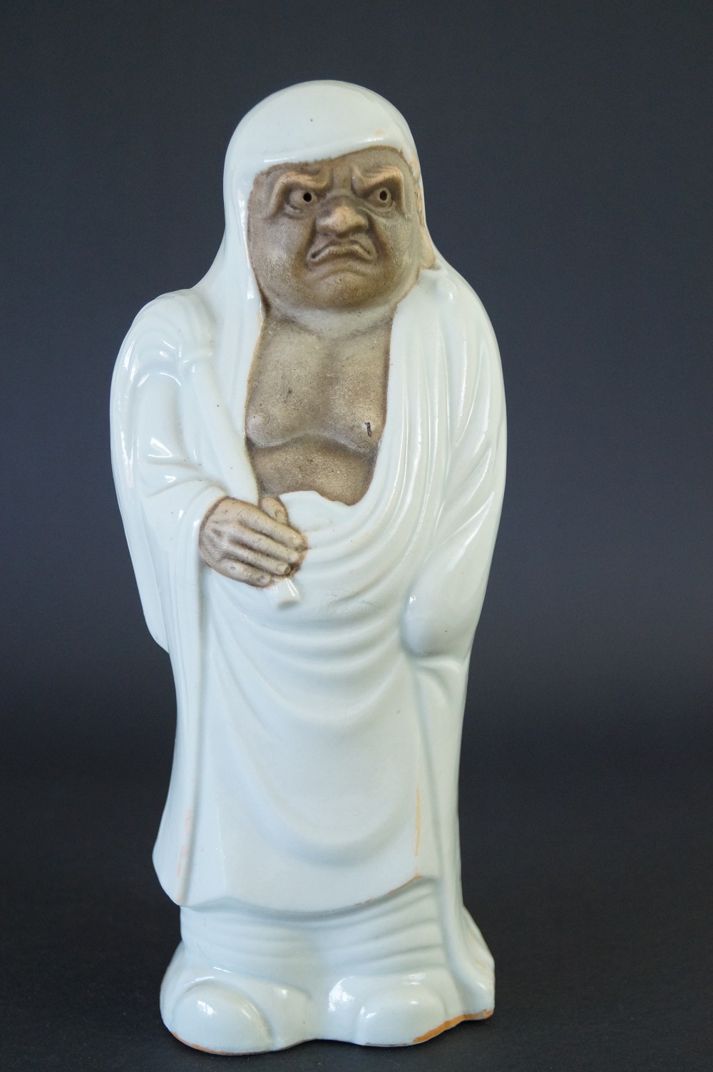 Japanische Bodhidharma Daruma Figur aus Kutani Porzellan Frontalansicht