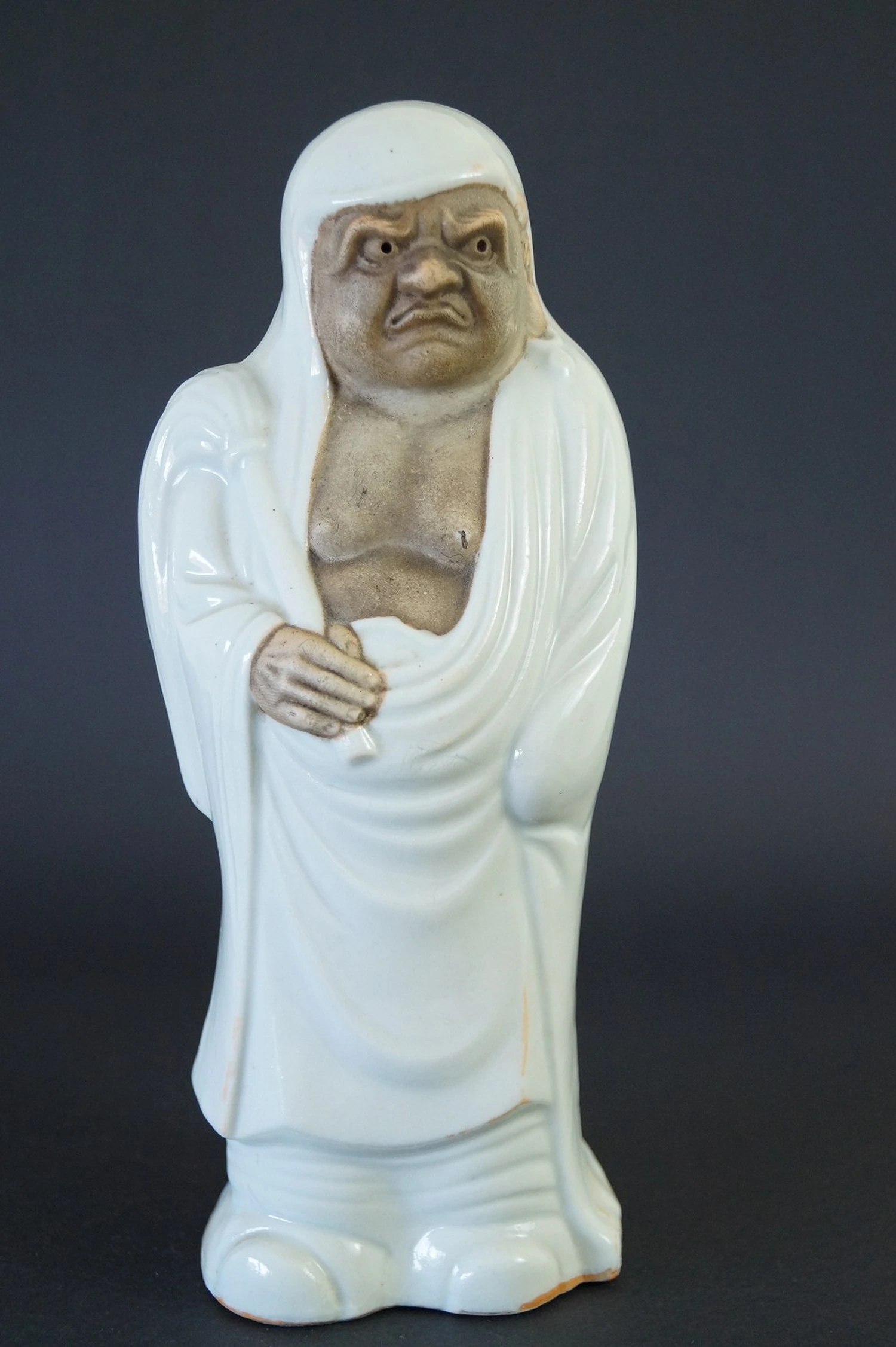 Figura giapponese di Bodhidharma Daruma in ceramica, vista frontale