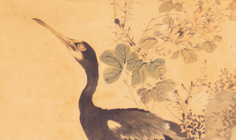 Kakemono von Yamamoto Baiitsu: Reiher mit erhobenem Kopf vor Chrysanthemen und Felsen.