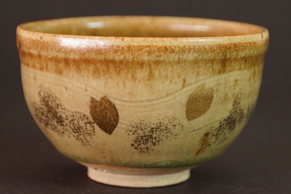 Seitenansicht des Chawan mit goldenen Blattakzenten in der Glasur