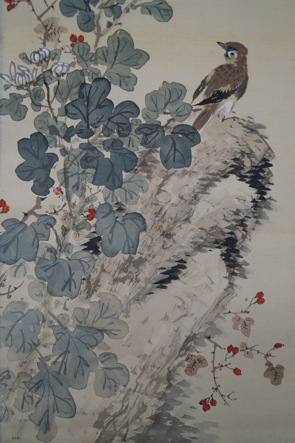 Gesamtmotiv des Kakemono Herbstchrysanthemen mit Vogel auf Felsen zwischen weissen Chrysanthemen und roten Beeren, ohne Rahmung