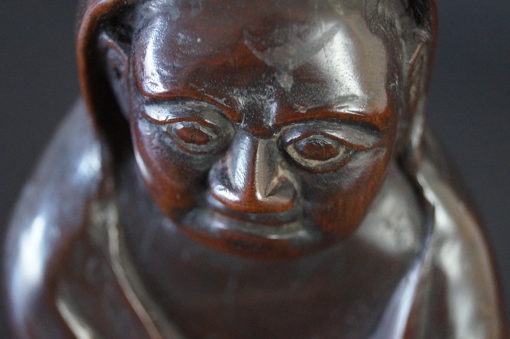Statuette de Bodhidharma Daruma en bois dur gros plan 3 sur le visage