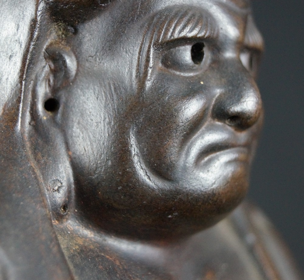 Bodhidharma Daruma nachdenklicher Blick Bizen Keramik Gesicht Nahaufnahme 1
