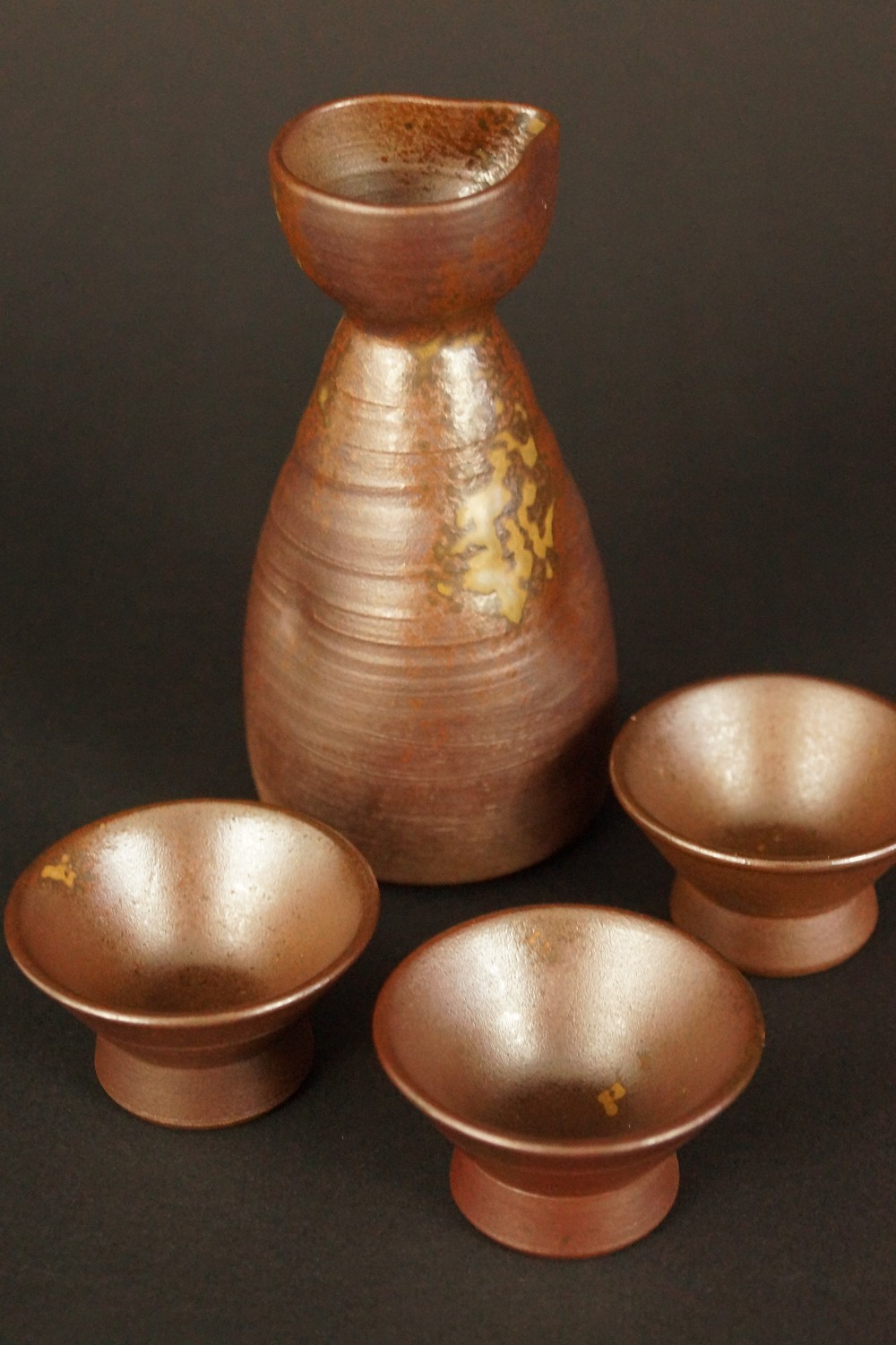 Butelka do sake Bizen z czarkami guinomi widok zestawu od przodu
