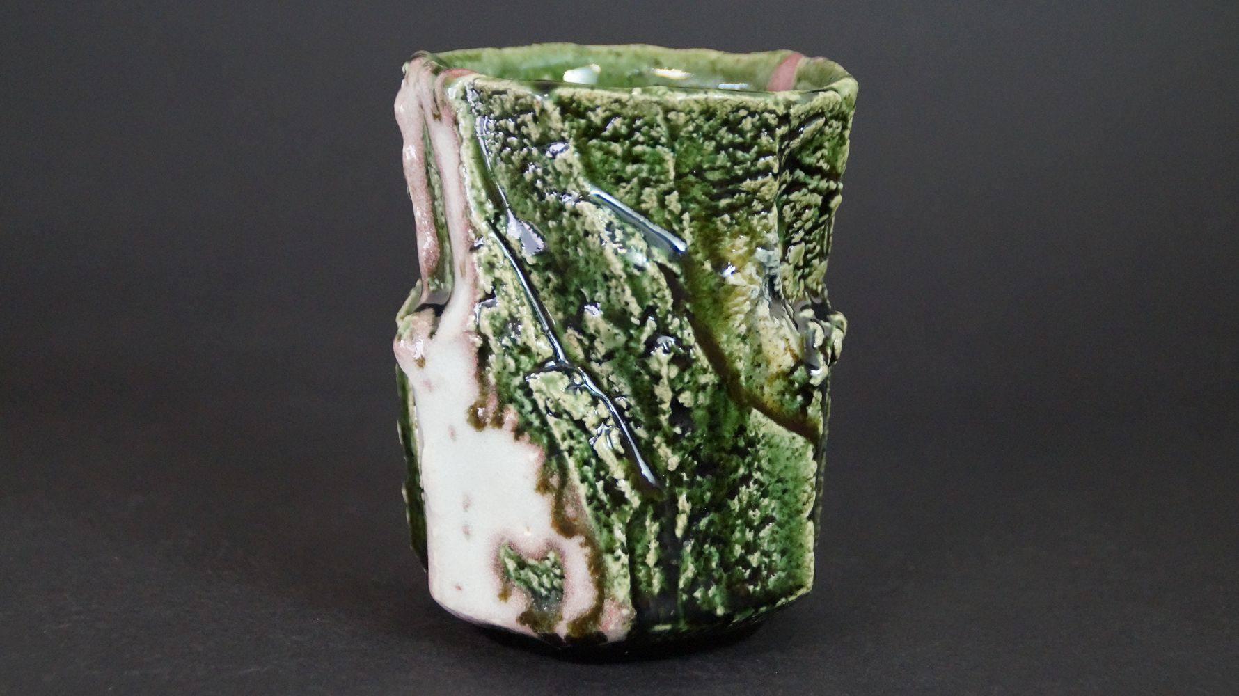 Weitere Ansicht der Yunomi Tee-Schale aus Oribe-Keramik mit genarbter Wandstruktur