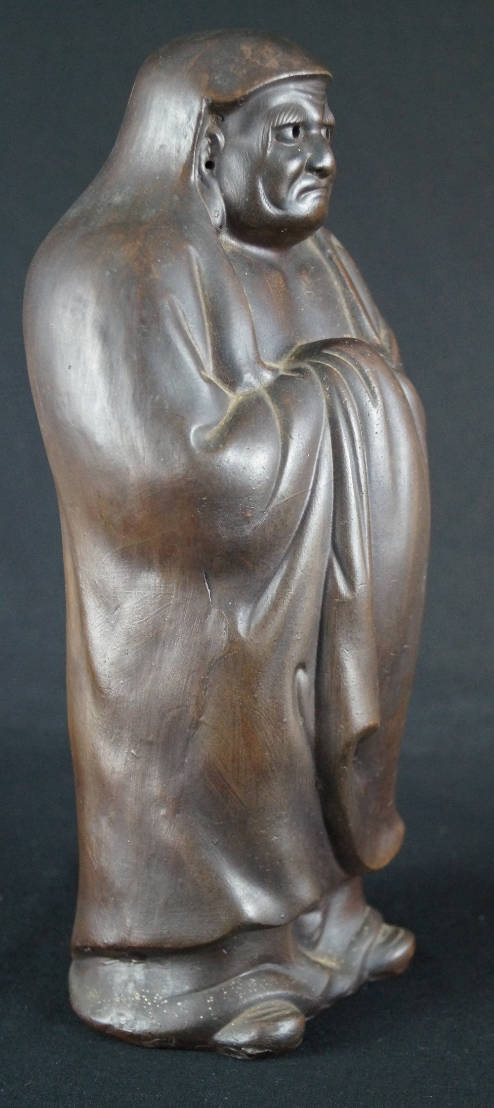Bodhidharma Daruma nachdenklicher Blick Bizen Keramik Seitenansicht 2