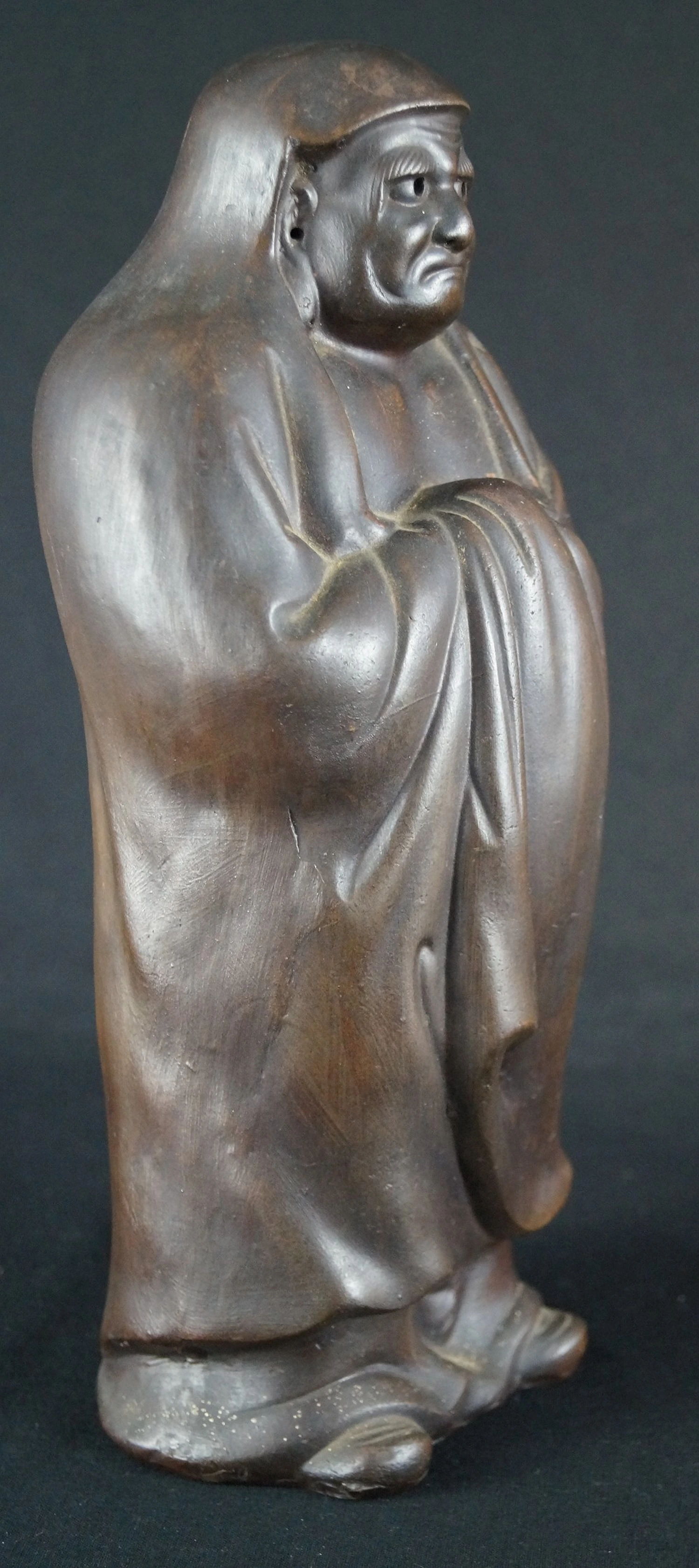 Bodhidharma Daruma mirada severa cerámica de Bizen vista lateral 2
