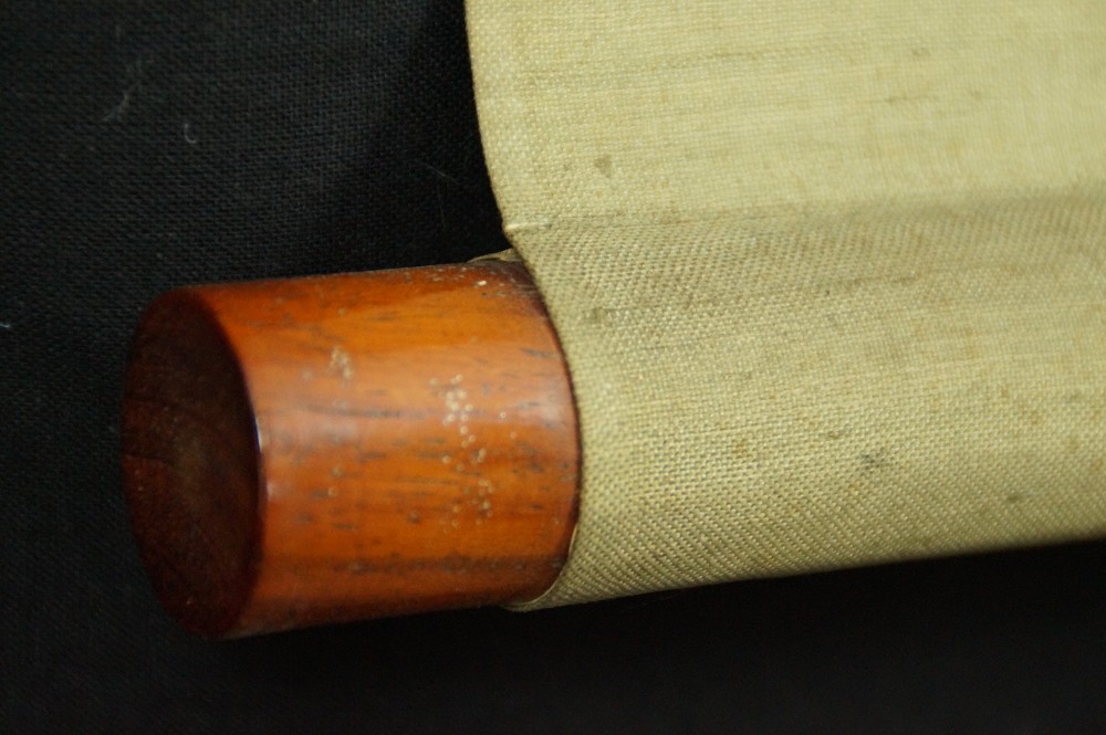 Nahaufnahme des rotbraunen Rollenendes aus Holz