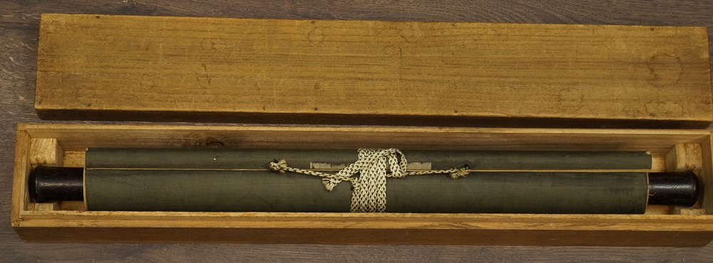 Kakemono zusammengerollt in Aufbewahrungsbox