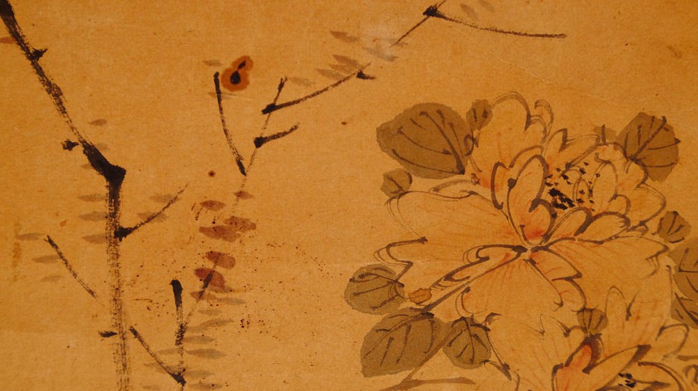 Nahaufnahme eines Chrysanthemenzweigs mit Blueten im Kakemono Reiher auf Fels mit Chrysanthemen von Yamamoto Baiitsu