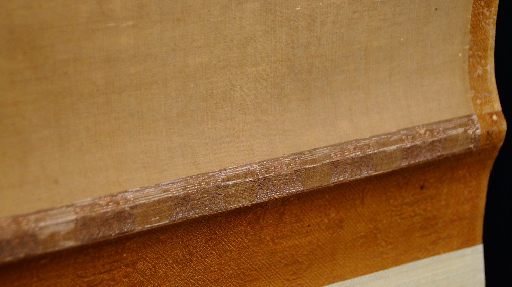 Weiteres Detail der Seidenmontierung mit Uebergang zum goldbraunen Brokatrand