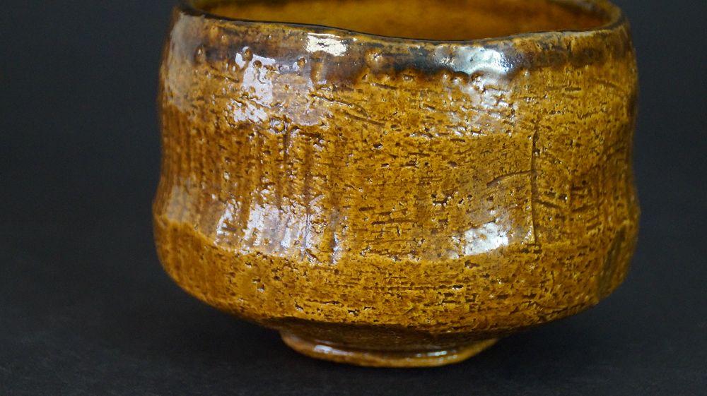 Weitere Ansicht der Chawan aus Raku-Keramik mit dunkel gesprenkeltem Glasurrand