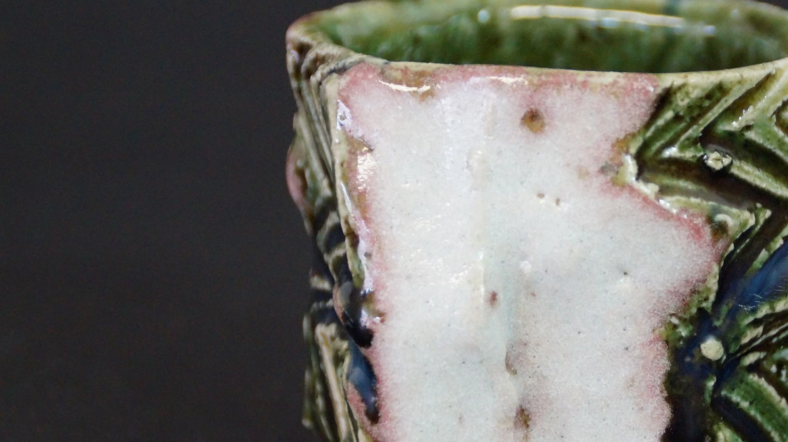 Gros plan du bord avec dégradé d'émail rose-vert de la coupe à saké Guinomi en céramique Oribe