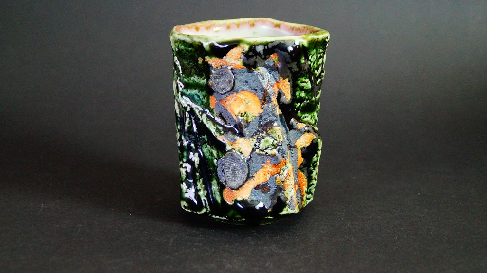 Yunomi Teeschale aus Oribe-Keramik von Kawachi Hidetoshi Frontalansicht