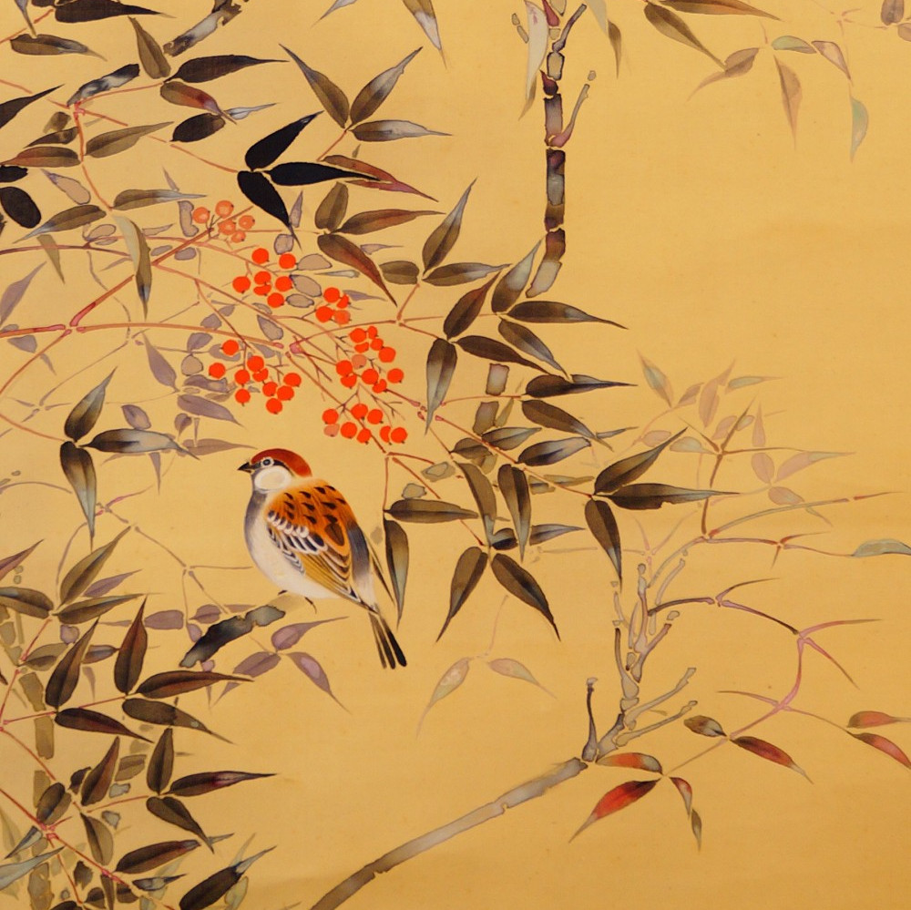 Ein Spatz auf einem Bambuszweig neben roten Nandina-Beeren im Kakemono Naturstille von Mikami Kyokuho