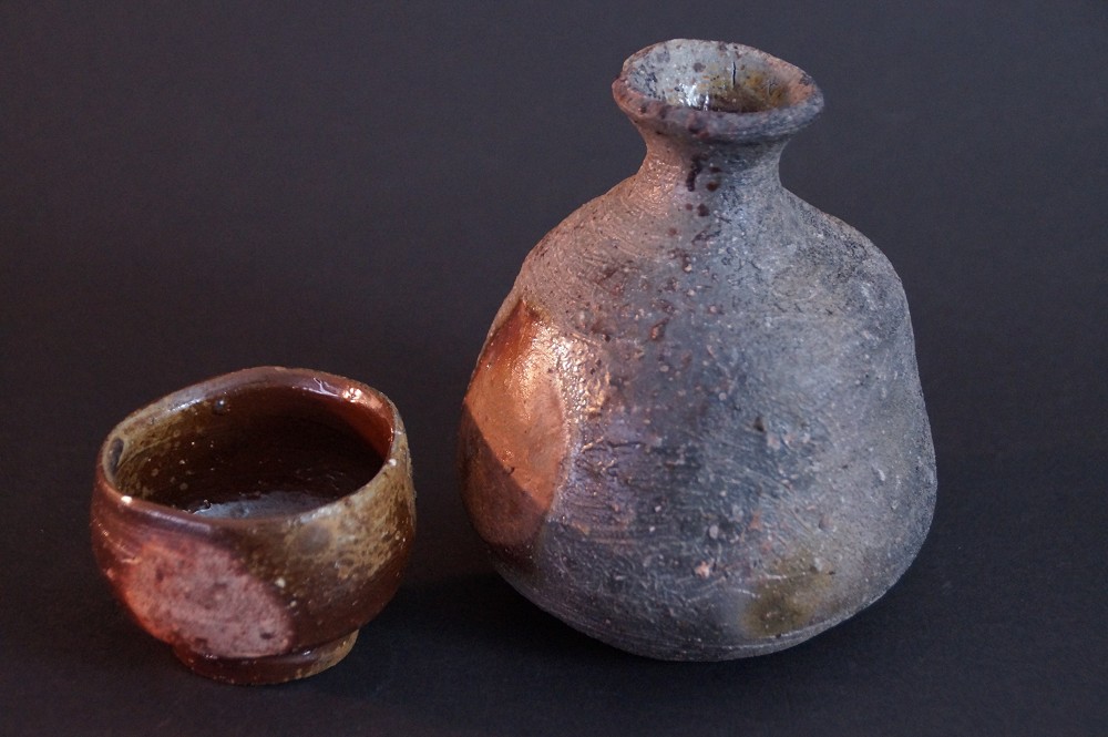 Seitenansicht des Bizen Sake-Sets aus Tokkuri und Guinomi
