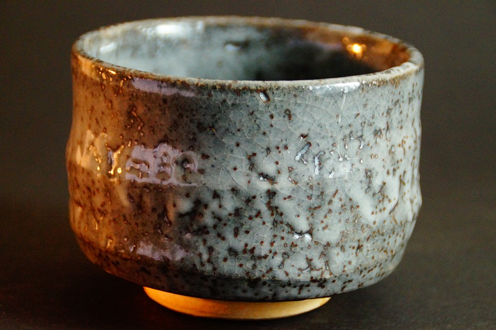 Cuenco de té chawan de cerámica Oribe por Ito Shinzan vista lateral 1