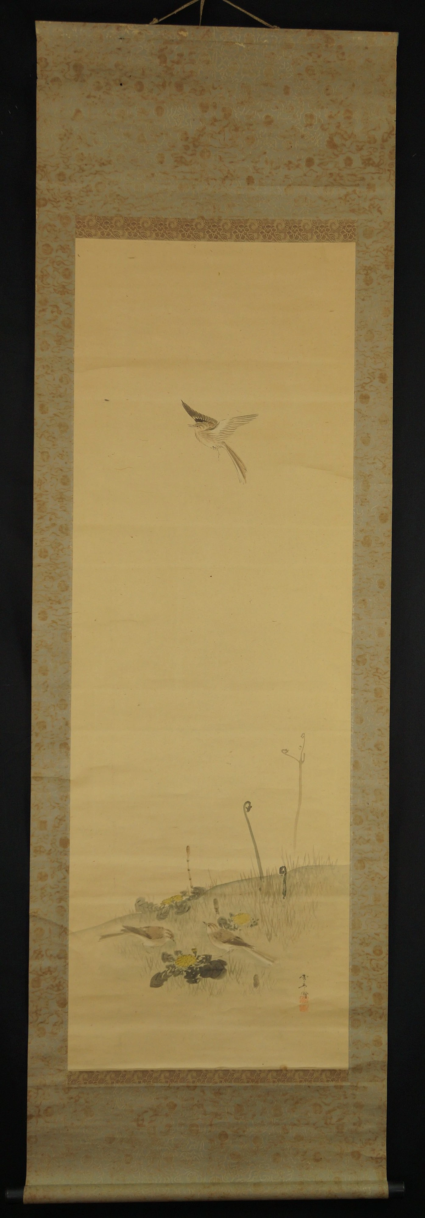 Gesamtansicht des haengenden Kakemono mit Voegeln auf der Wiese