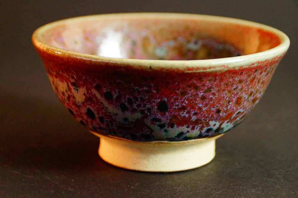 Seitenansicht des Chawan mit rot-schwarz gesprenkelter Glasur von Yamaoka Sanshu