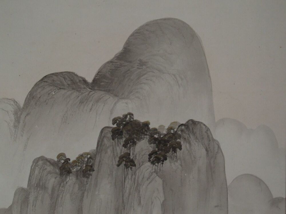 Vue détaillée des pins de montagne sur l'éperon rocheux dans le kakemono paysage avec pavillon