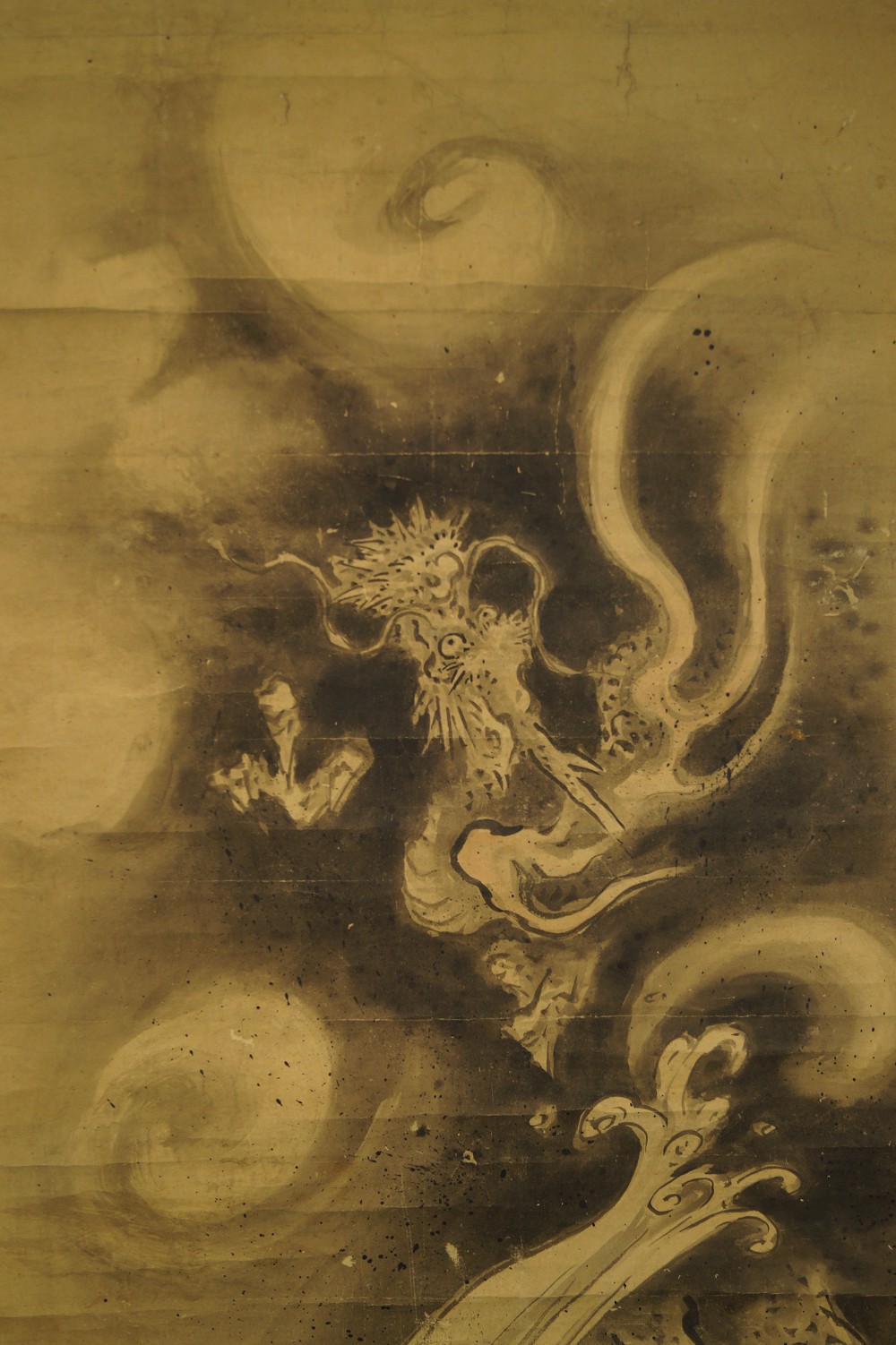 Dragon dans les nuages et les vagues gros plan du motif de la tête du dragon