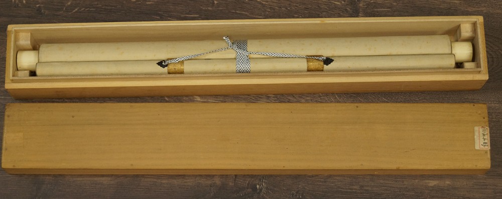 Kakemono arrotolato nella scatola di conservazione
