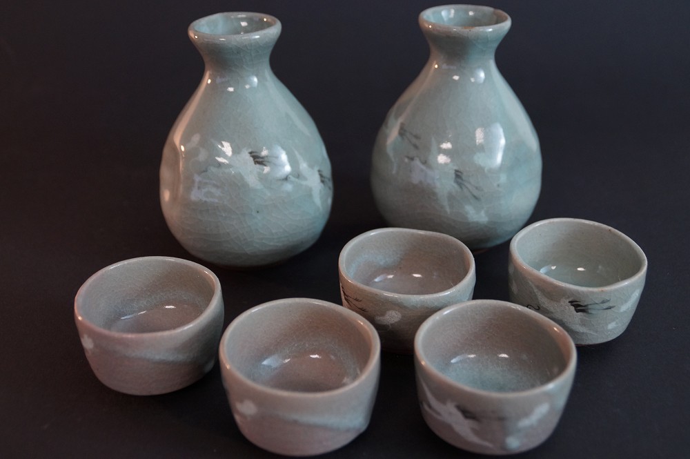 Seitenansicht des Sets mit tuerkis-grauer craquelierter Glasur und weiss-grauem Kranichmotiv