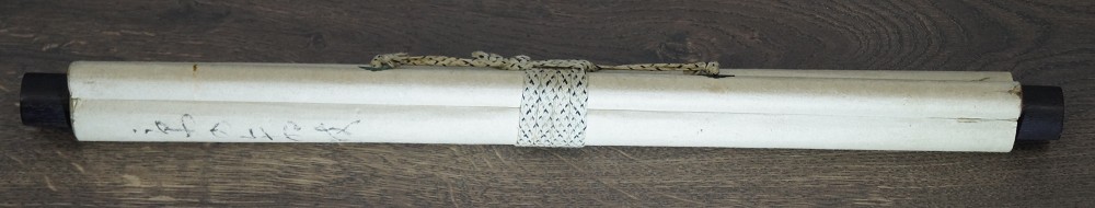 Zwój wiszący z pięknością w kimonie kakemono zwinięte