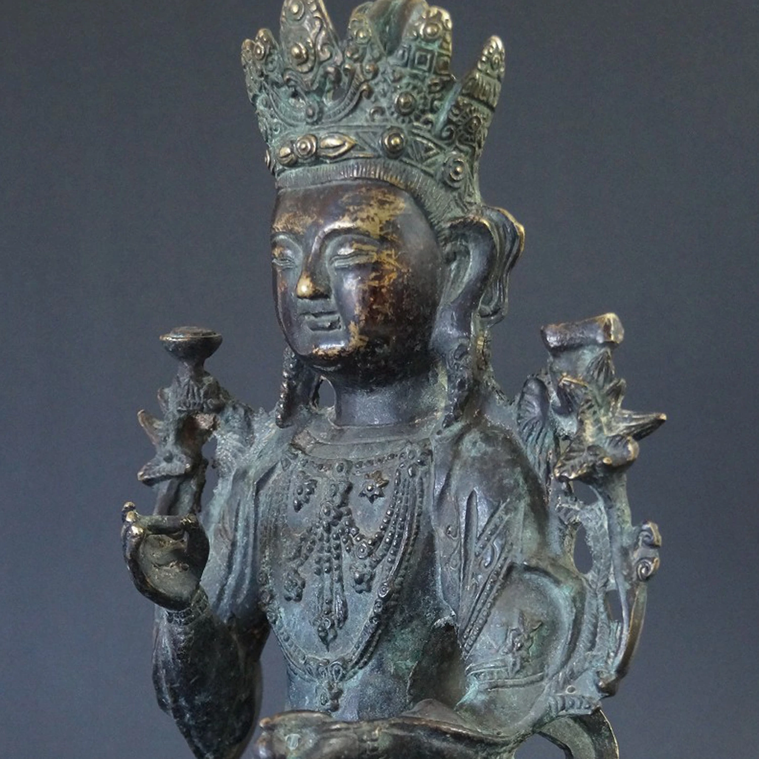Chinesische Bodhisattva-Figur aus Bronze Motiv Nahaufnahme Vorschau