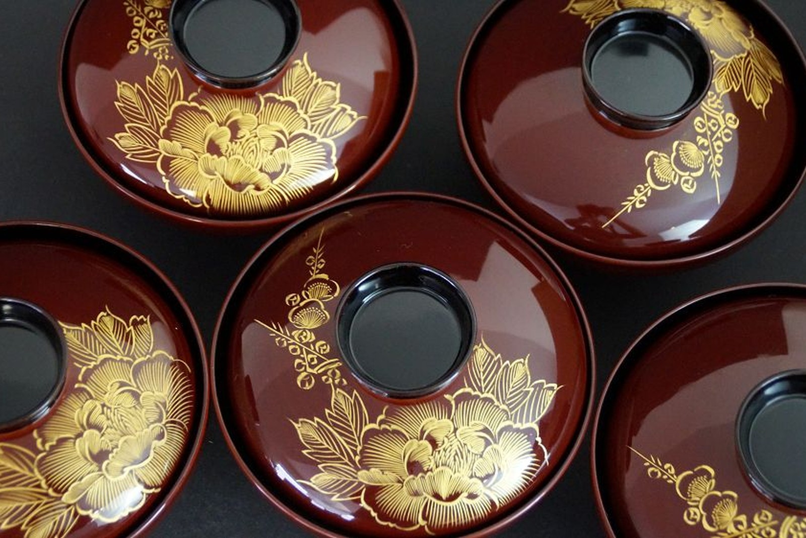 Chinkin auf rotem Urushi-Lack: goldene Pfingstrosen auf den Deckeln von fünf Suppenschalen (Owan) aus Wajima