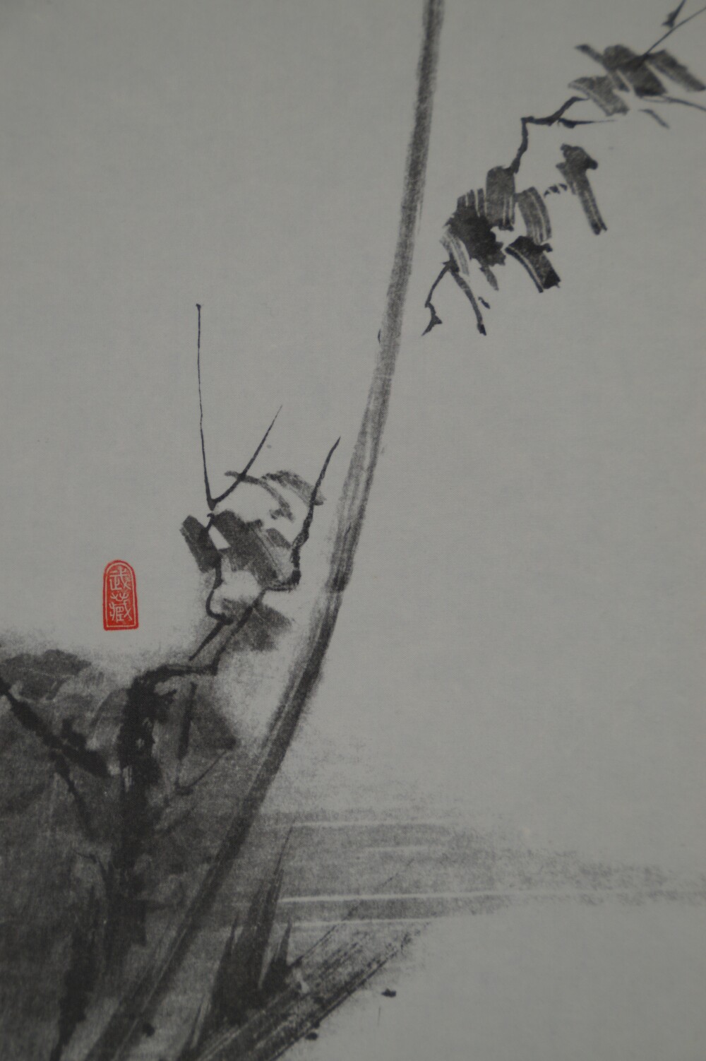 Nahaufnahme des roten Kuenstlersiegels mit der Aufschrift Musashi neben Grashalmen in der Wuerger-Rolle des Triptychons nach Miyamoto Musashi