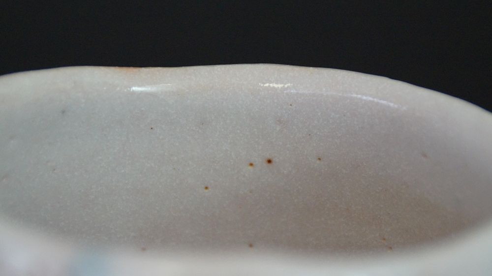 Nahaufnahme des Randes der Chawan aus Shino-Keramik mit cremefarbener Glasur