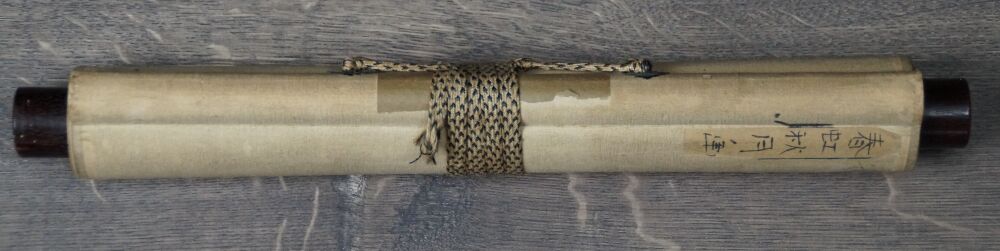 Zusammengerolltes Kakemono Schoenheit im Kimono mit Verschlussband und Beschriftung