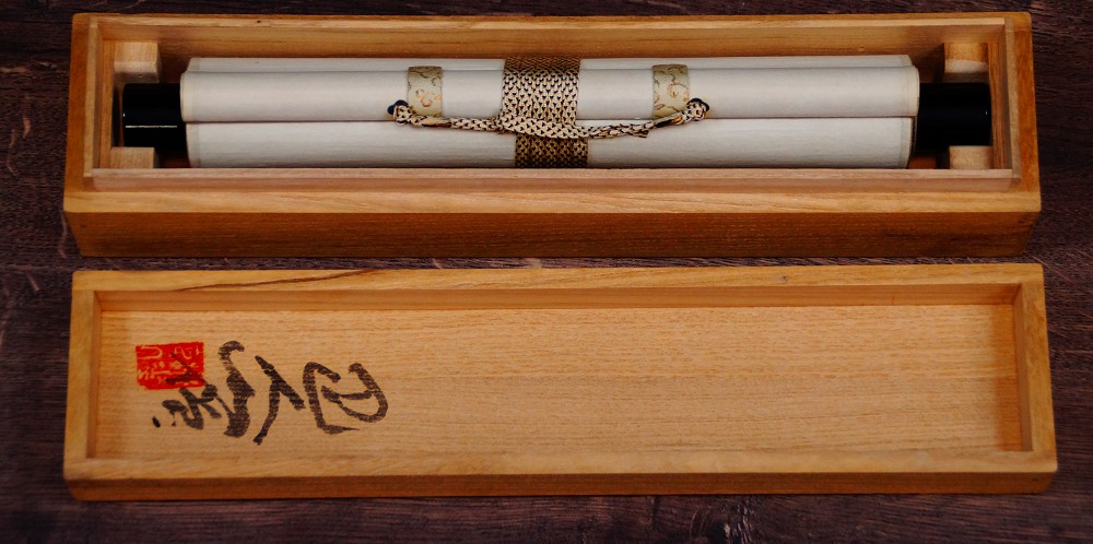 Zusammengerolltes Kakemono von Iwasaki Hajin in der beschrifteten Aufbewahrungsbox aus Kiri-Holz