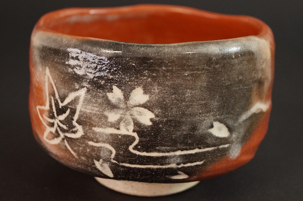 Chawan Seitenansicht mit Ahornblatt und Blueten