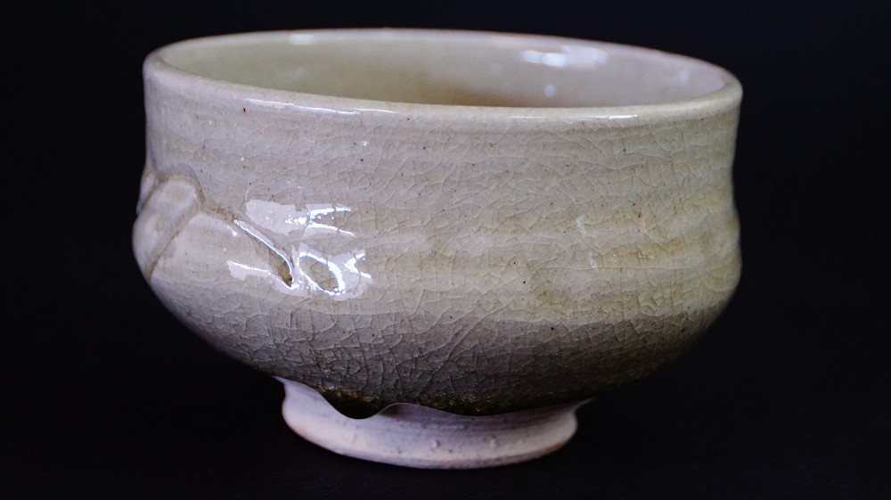 Weitere Seitenansicht des Chawan aus Seto-Keramik mit craquelierter Glasur