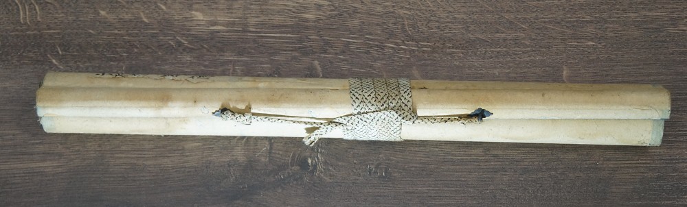 Zwój wiszący z chryzantemami kakemono zwinięte