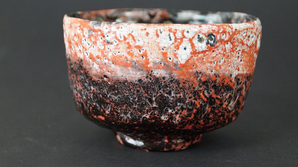 Weitere Ansicht der Chawan Teeschale aus Raku-Keramik neben der geoeffneten Aufbewahrungsbox