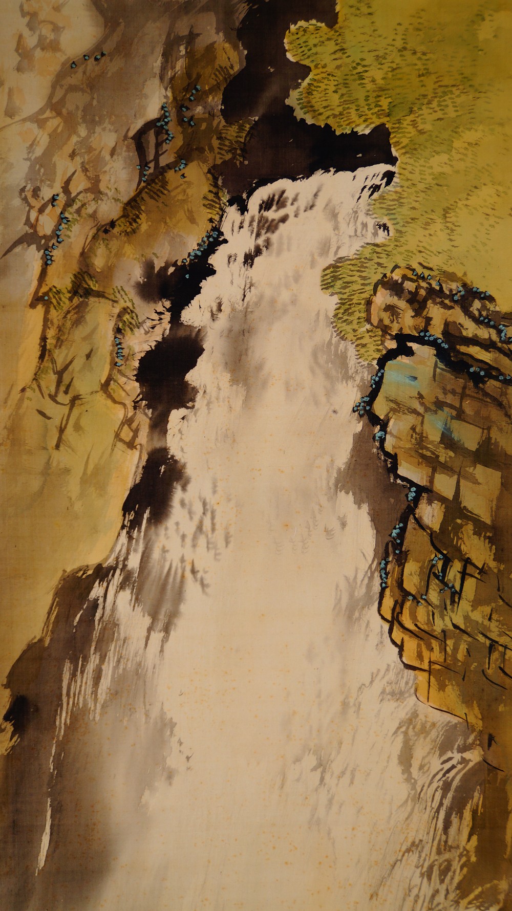 Zweite Gesamtaufnahme des Wasserfalls zwischen bemoosten Felsen im Kakemono Tosender Wasserfall von Yamamoto Shunkyo ohne Rahmung