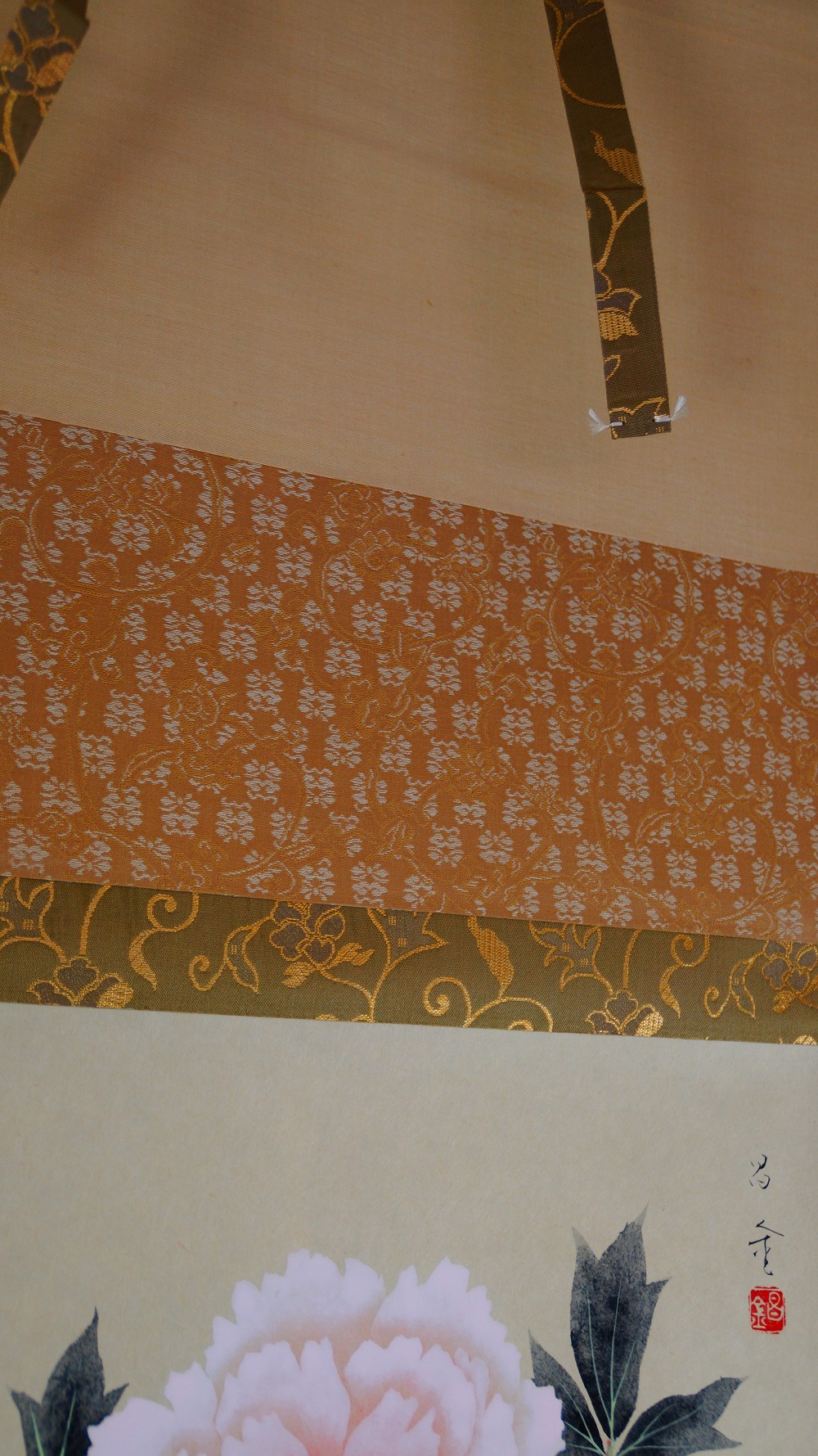 Detail der oberen Montierung des Kakemono mit goldenem Ranken-Brokat