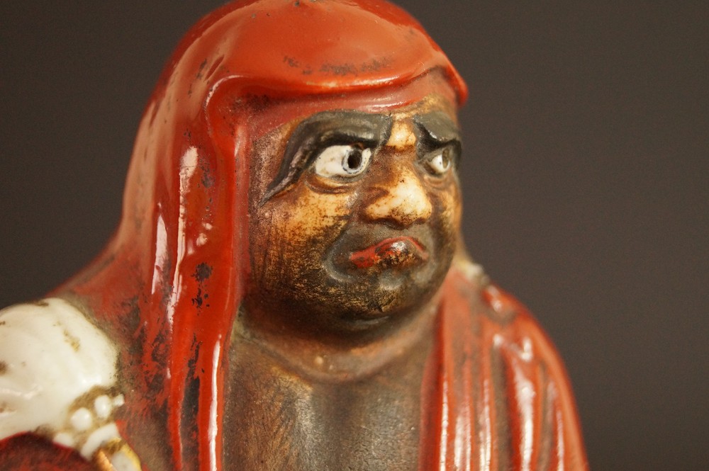 Bodhidharma Daruma Figur aus rotem Kutani-Porzellan Extreme Nahaufnahme des wachen Gesichts Gesicht Nahaufnahme