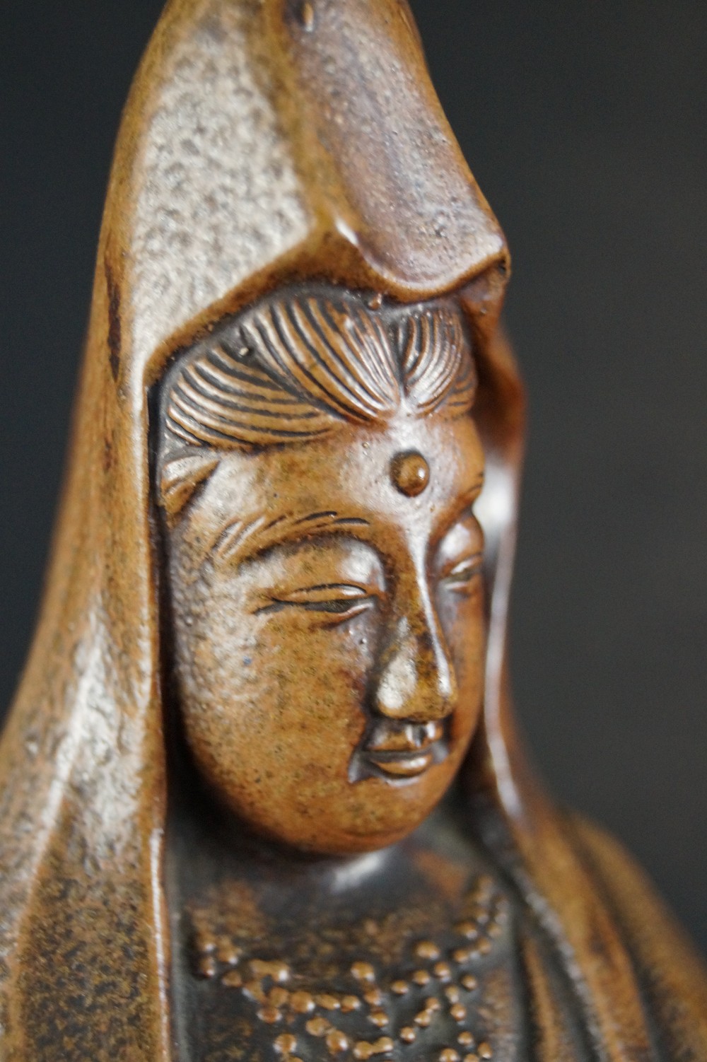 Kannon Figur Bizen Keramik Gesicht Nahaufnahme 1