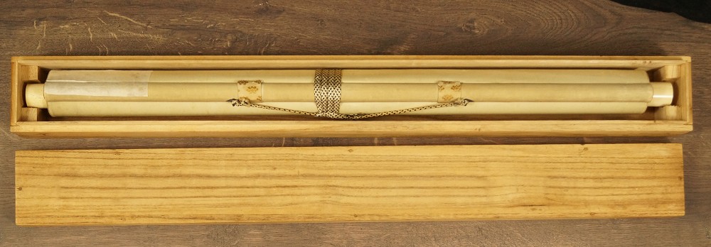 Dame im gestreiften Kimono Rollbild in Aufbewahrungsbox