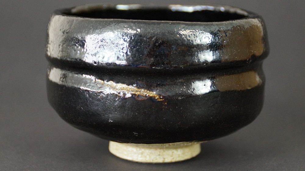 Kolejny widok czarki do herbaty chawan z ceramiki Raku z widoczną stopką