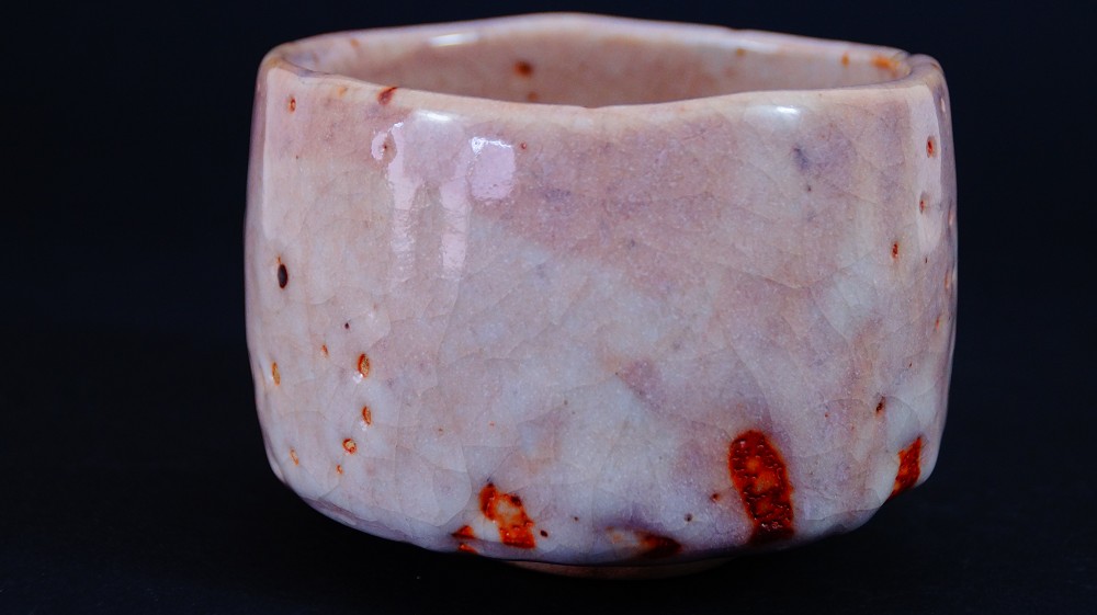 Weitere Seitenansicht der Chawan aus Shino-Keramik von Masayoshi Kato mit dem handgeformten Lippenrand